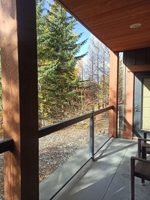 Terrace/patio - Stunning 2-BR Suite with Hot Tub & Mountain Views (Canmore)