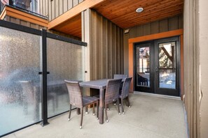 Outdoor dining - Elegant Mountain Retreat | Pool and Hot Tub (Canmore)