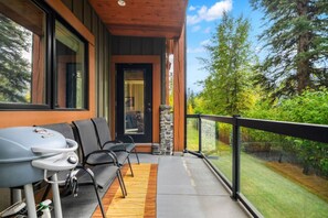 Property grounds - Canmore Rockies Getaway| 2BR + Resort Amenities (Canmore)