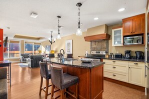 Fridge, microwave, oven, stovetop - Relax & Unwind | Stylish Retreat, Mountain Scenery (Canmore)