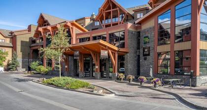Modern Condo Retreat 2BR+Sofa Bed | Patio & Trails