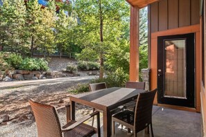 Outdoor dining - Modern Condo Retreat 2BR+Sofa Bed | Patio & Trails (Canmore)