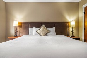 2 bedrooms, desk, WiFi, bed sheets - Scenic Mountain Suite, Fireplace, Resort Amenities (Canmore)