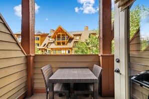 Outdoor dining - Scenic Mountain Suite, Fireplace, Resort Amenities (Canmore)