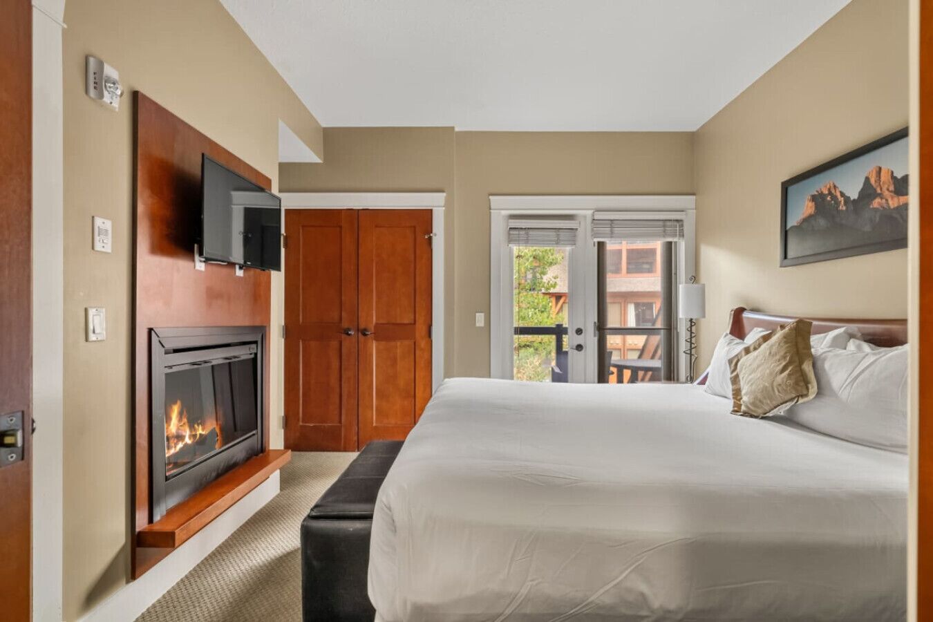 2 bedrooms, desk, WiFi, bed sheets