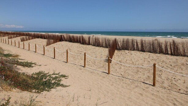 A sandy beach with a wooden fence and rope barrier. - 3-bed apartment, sea view - 6 guests (Denia)