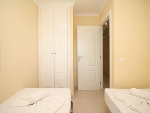 3 bedrooms, free WiFi, bed sheets - 3-bed apartment, sea view - 6 guests (Denia)