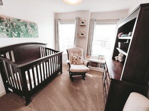 House, 5 Bedrooms, Pets allowed, Garden Area | Free WiFi - Lake Community Retreat - Family Parks (Calgary)