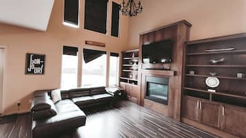 House, 5 Bedrooms, Pets allowed, Garden Area | Living area