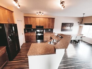 House, 5 Bedrooms, Pets allowed, Garden Area - Lake Community Retreat - Family Parks (Calgary)