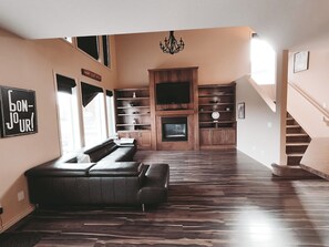 House, 5 Bedrooms, Pets allowed, Garden Area | Living area - Lake Community Retreat - Family Parks (Calgary)