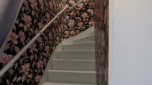 A staircase with white steps and a floral wallpaper on the walls. - Family home surrounded by nature - 6 guests (Courcelles-le-Roi)
