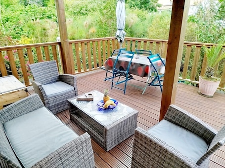 Outdoor dining. Chalet with mountain view - 2 guests