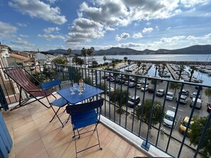 Outdoor dining - Apartment port view - 6 guests (Saint-Cyr-sur-Mer)