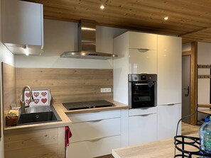 Fridge, microwave, oven, stovetop - Spacious chalet - 10 guests (Châtel)