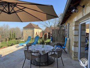 Outdoor dining - Stone house with AC, 4 guests (Rouffignac-Saint-Cernin-de-Reilhac)