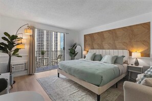 1 bedroom, iron/ironing board, WiFi, bed sheets - Memory Foam King Bed • Snorkels • Walk to Beach (Honolulu)
