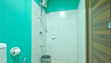 Bruser, hårtørrer, bidet, håndklæder