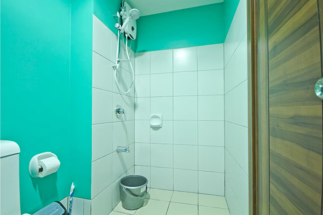 Sèche-cheveux, serviettes fournies, savon, papier toilette