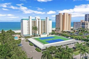Un hôtel composé de plusieurs immeubles de grande hauteur, doté d’un court de tennis et d’un parking.