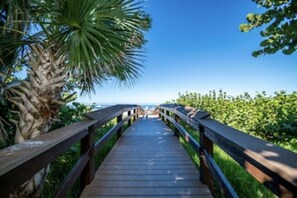 Property grounds - 🐬  SUMMER SPECIAL! Newly Remodeled Beachfront Apollo Condo, 9th Floor! (Marco Island)