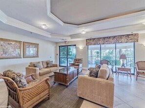 Smart TV, stereo - 🐠Summer Special Rates! Remodeled Sea Winds Beachfront Condo Double Vanity Sinks (Marco Island)