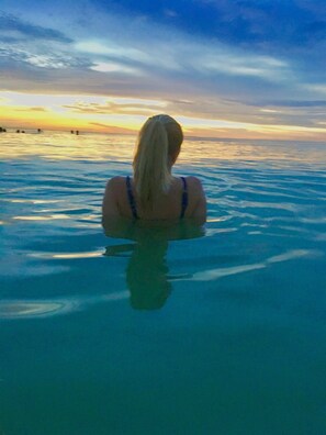 A heated pool - 🦀Summer Special Rates! Remodeled Sea Winds Beachfront Condo Double Vanity Sinks (Marco Island)