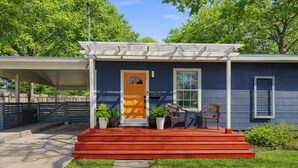 A house with a blue exterior, a yellow front door, and a red front porch. - Authentic Central Austin Family Retreat | Southern Charm Near Downtown ❤️ (Austin)