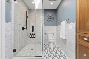 Douche, sèche-cheveux, serviettes fournies