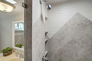 Shower, hair dryer, towels, shampoo - Central  5BR Home w/ Hot Tub | Extended Stay Ready (Colorado Springs)