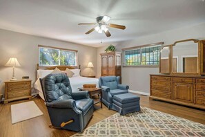 5 bedrooms, desk, iron/ironing board, WiFi - Central  5BR Home w/ Hot Tub | Extended Stay Ready (Colorado Springs)
