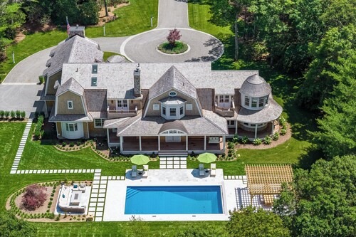 Brand New Osterville
Luxury Estate Sleeps 18