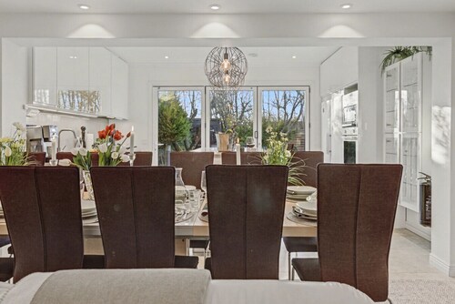 White House Group Home with Hot Tub, Fireplace, Fast WiFi near Malmö & Lund