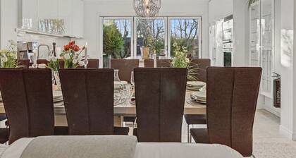 White House Group Home with Hot Tub, Fireplace, Fast WiFi near Malmö & Lund