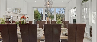 White House Group Home with Hot Tub, Fireplace, Fast WiFi near Malmö & Lund