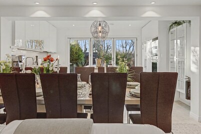 White House Group Home with Hot Tub, Fireplace, Fast WiFi near Malmö & Lund