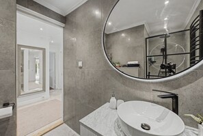 Dusche, Haartrockner, HandtĂŒcher