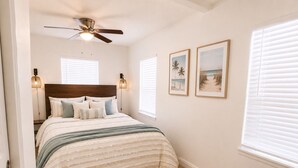 A bedroom with a bed, a ceiling fan, a window with blinds, and a wall-mounted lamp. - Peacefull & Central 2-bedroom house with AC in sunny Tampa (Tampa)