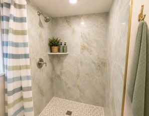 Haartrockner, Handtücher, Seife, Toilettenpapier