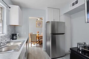 Microwave, oven, stovetop, dishwasher - Casa Serena – Central Tucson Gem w/ Fenced Yard (Tucson)