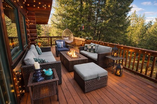 Stunning Log Cabin Retreat on 60 Private Acres Near Dickey Lake. Pet Friendly.