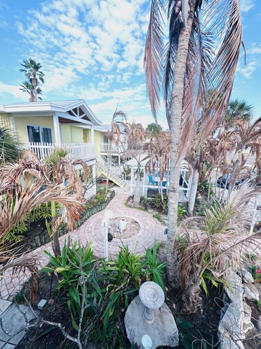 Penguins on the Beach  2BR Steps to Beach & Downtown w/pool  Unit 8