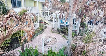 Penguins on the Beach 2BR Steps to Beach & Downtown w/pool Unit 8