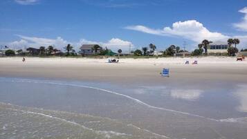 Beach nearby, sun loungers, beach towels