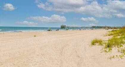 Penguins on the Beach 2BR Steps to Beach & Downtown, pool, Unit 7