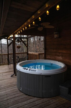 Outdoor dining - Cozy RRG Cabin | Hot Tub | Dog Run | No-Step Entry (Powell County)