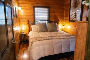 2 bedrooms, iron/ironing board, travel cot, free WiFi - Cozy RRG Cabin | Hot Tub | Dog Run | No-Step Entry (Powell County)