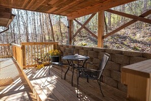 Outdoor dining - Cozy RRG Cabin | Hot Tub | Dog Run | No-Step Entry (Powell County)