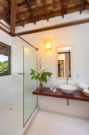 Secadora de cabello, toallas, jabón, papel de baño 