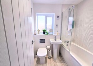 Hair dryer, towels - Fielding House*Sleeps 5*Parking (Newport)